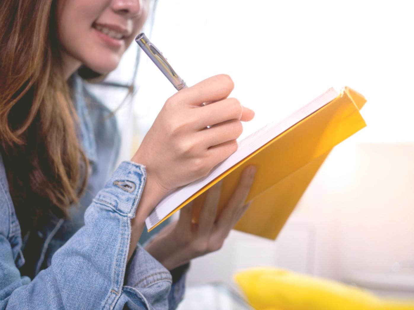 Início da Queloraxindea - escritório moderno com equipamentos tecnológicos